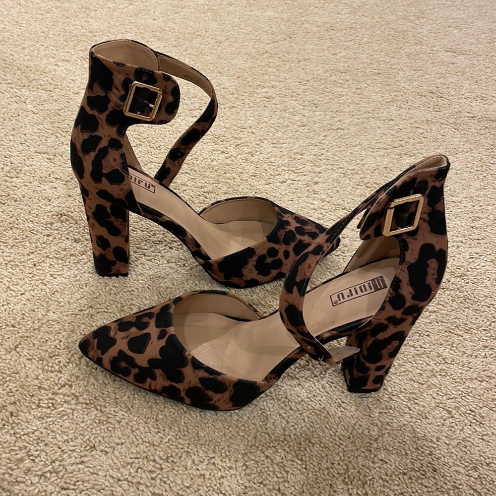 Leopard pointy toe heels